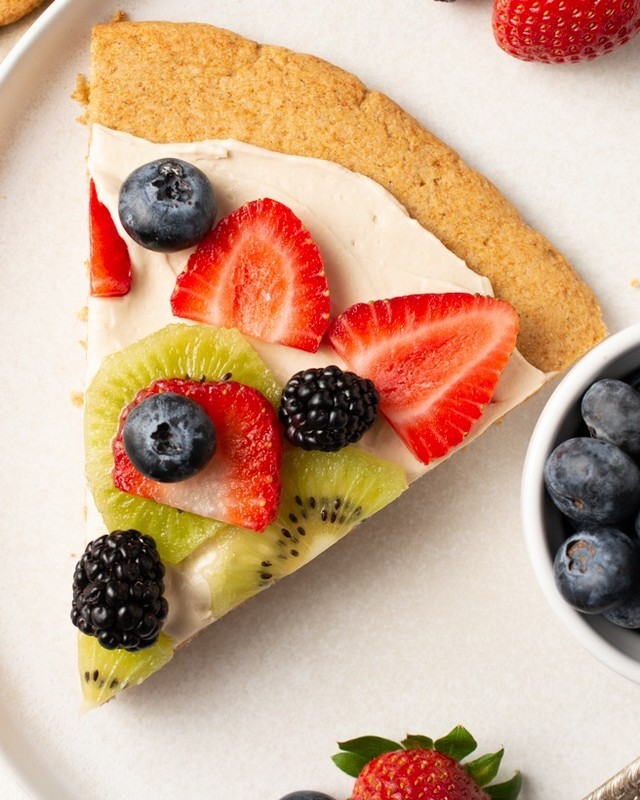 🍓 Vanilla Cookie Pizza is the PERFECT dessert for your backyard get-togethers, grilling parties, or just because you want a cookie. 😁⁣
⁣
You can top it with whatever sort of fruit you like, as long as it doesn't brown (like banana does). For 4th of July celebrations, you can do circles of strawberry slices and blueberries to keep the red, white & blue theme.  Get creative!⁣
⁣
Want the recipe?  Click on the link in my bio, then tap on this photo. ⁣
⁣
Happy summer, everybody!!!⁣
🍓😀🍓⁣
⁣
#cookies #cookiepizza #glutenfree #glutenfreedairyfree #glutenfreebaking #aip #paleo #paleobaking #paleodessert #autoimmunepaleo #autoimmuneprotocol #aipbaking #4thofjulyfood #summerrecipes #strawberries #cookieart #foodphotographer #editorialphotography @singingdogvanilla